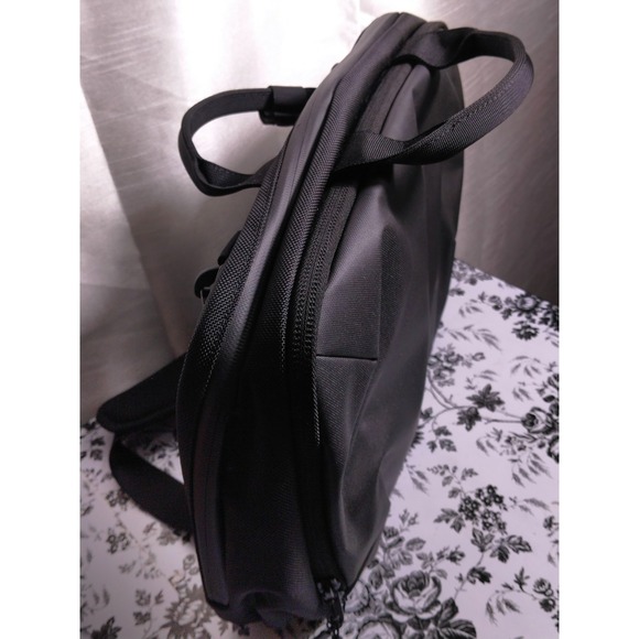 Aer Black Laptop Carry Spacious Bag 17" X 13" - Picture 2 of 10